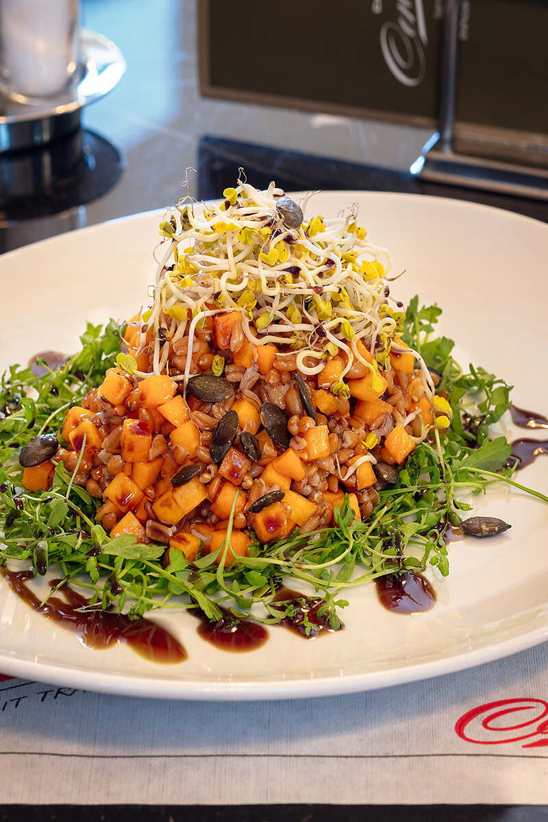 02_GUSTO_(c)Hotel Cafe Central GmbH_Veganes Gericht HF Dinkelsalat mit Kernöl, Radieschensprossen und gerösteten Kürbiskernen