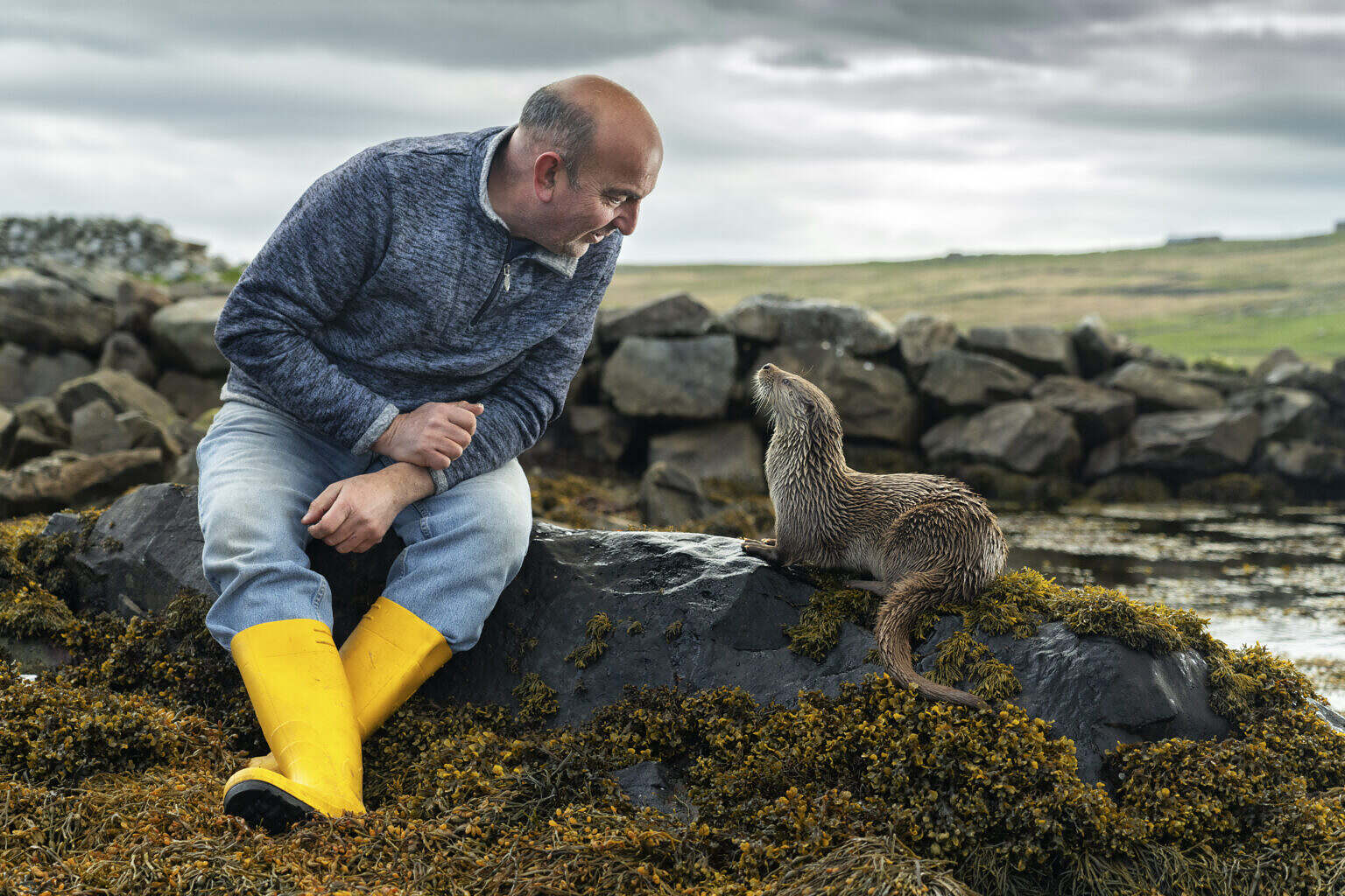 Billy and Molly visit on the shore. (credit: National Geographic/Charlie Hamilton James)