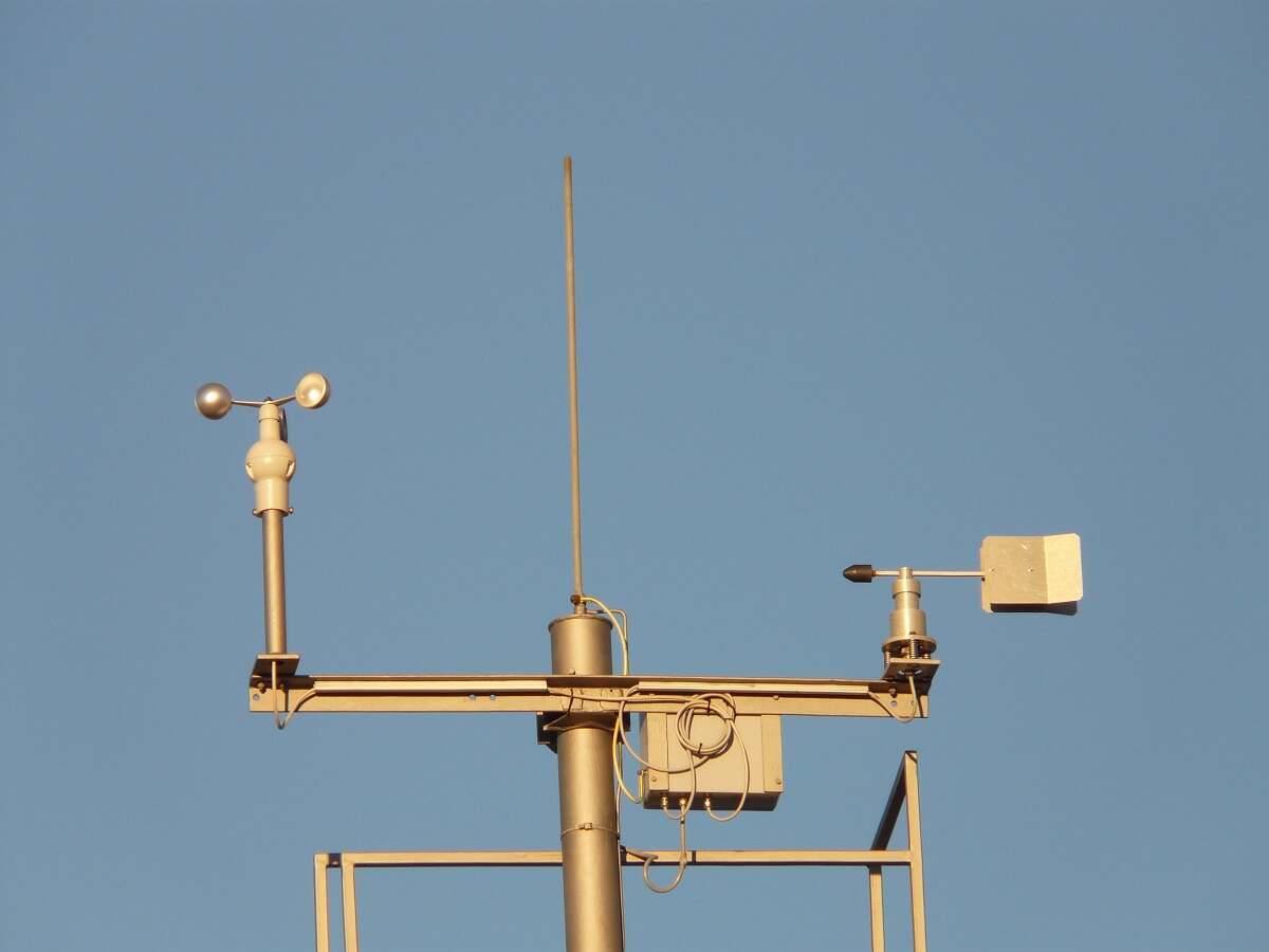 EX_14-weather_station_anemometer_weather_observation_meteorology_weather_wind_rain_sky-1156863